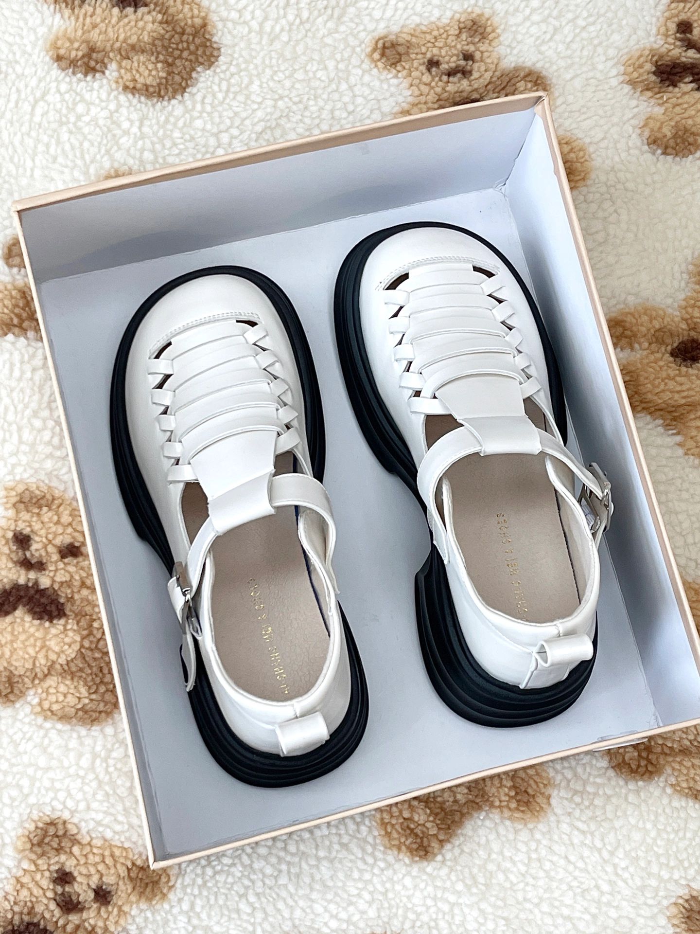 圆头 低帮 袢扣 中口鞋 皮革  - VALI鞋履AI设计主图