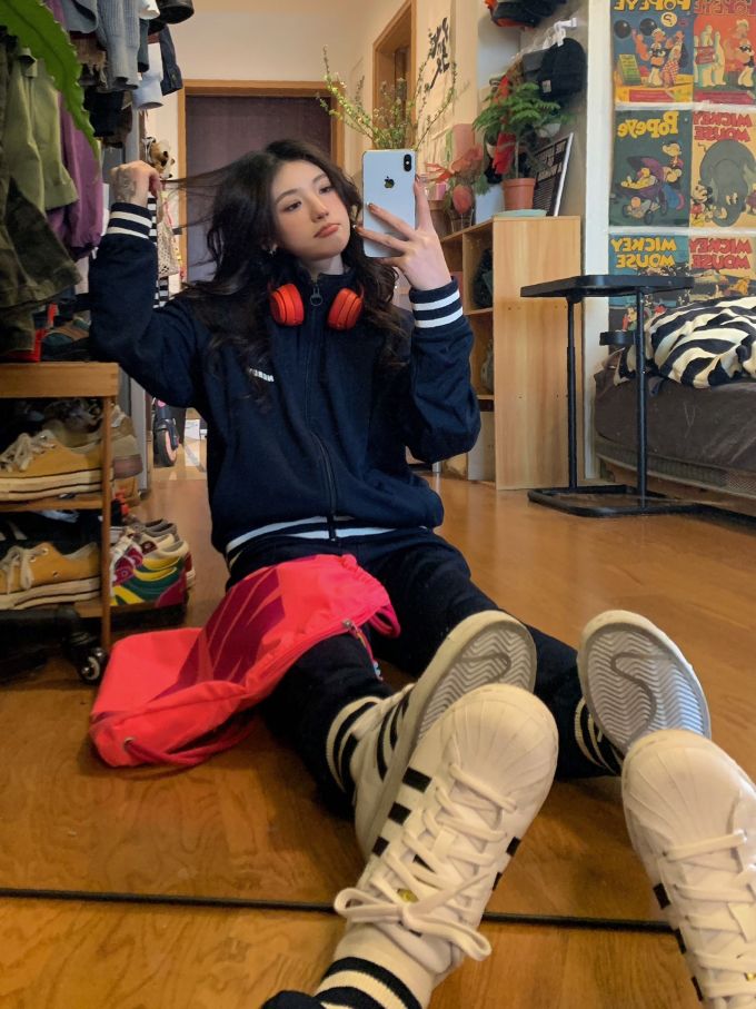 针织面料 连帽领 撞色/渐变 边缘装饰 夜蓝色 基础拉链 运动 