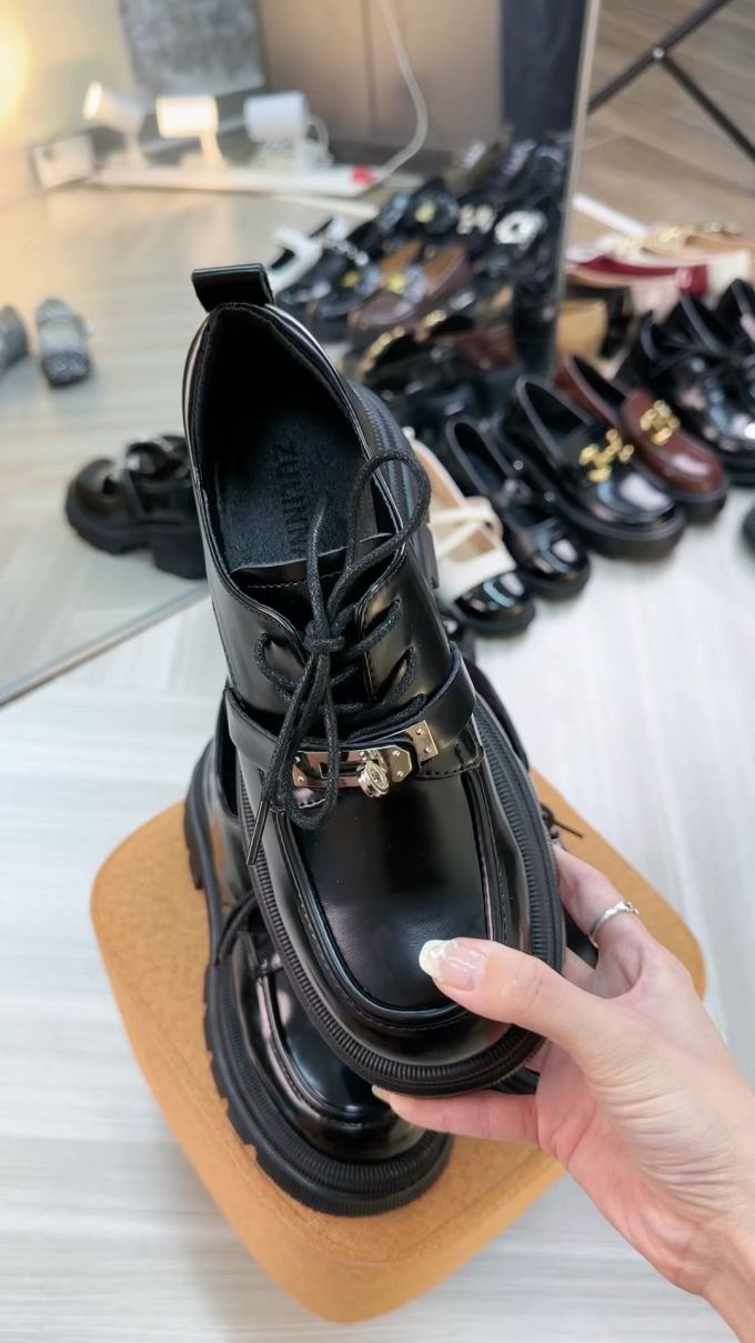 粗跟 低跟 圆头 系带 袢扣 低筒 皮革 