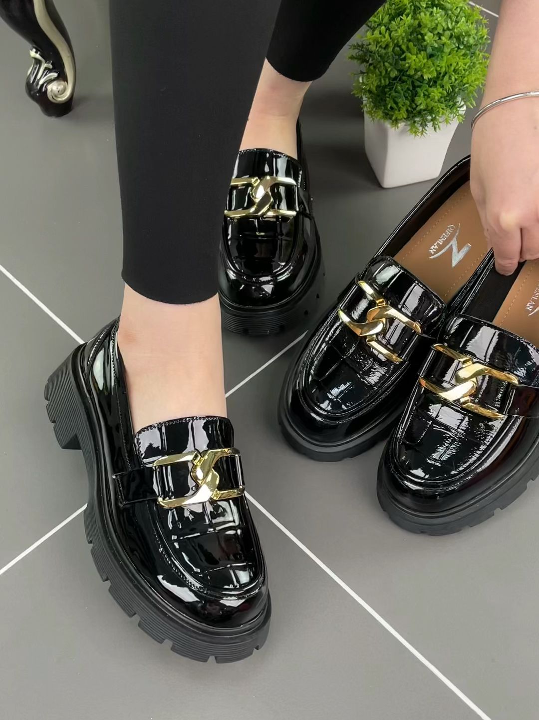 粗跟 低跟 圆头 低帮 一脚蹬 深口鞋 皮革  - VALI鞋履AI设计主图