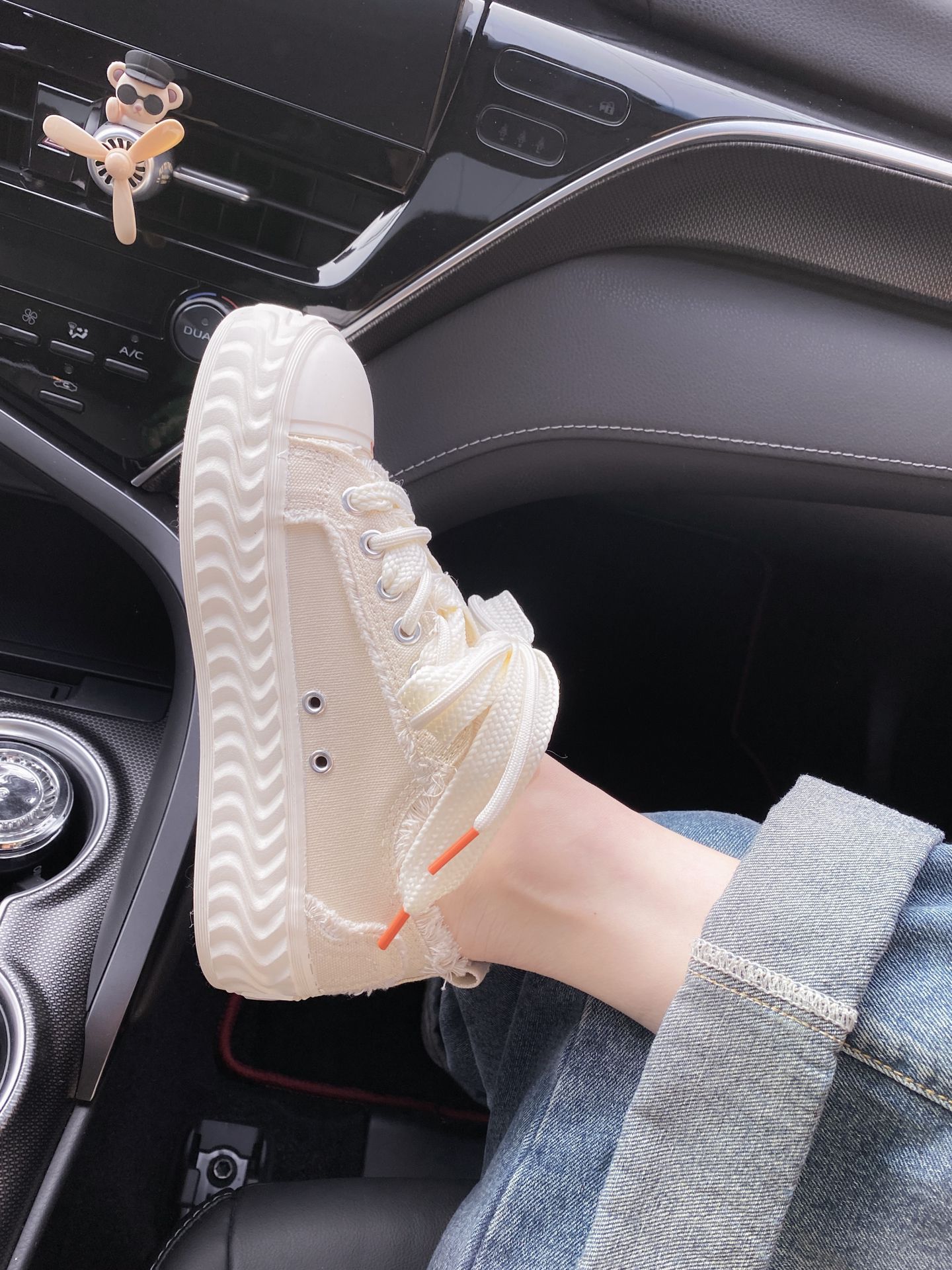  - VALI鞋履AI设计主图