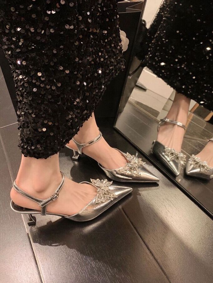 中跟 尖头 袢扣 