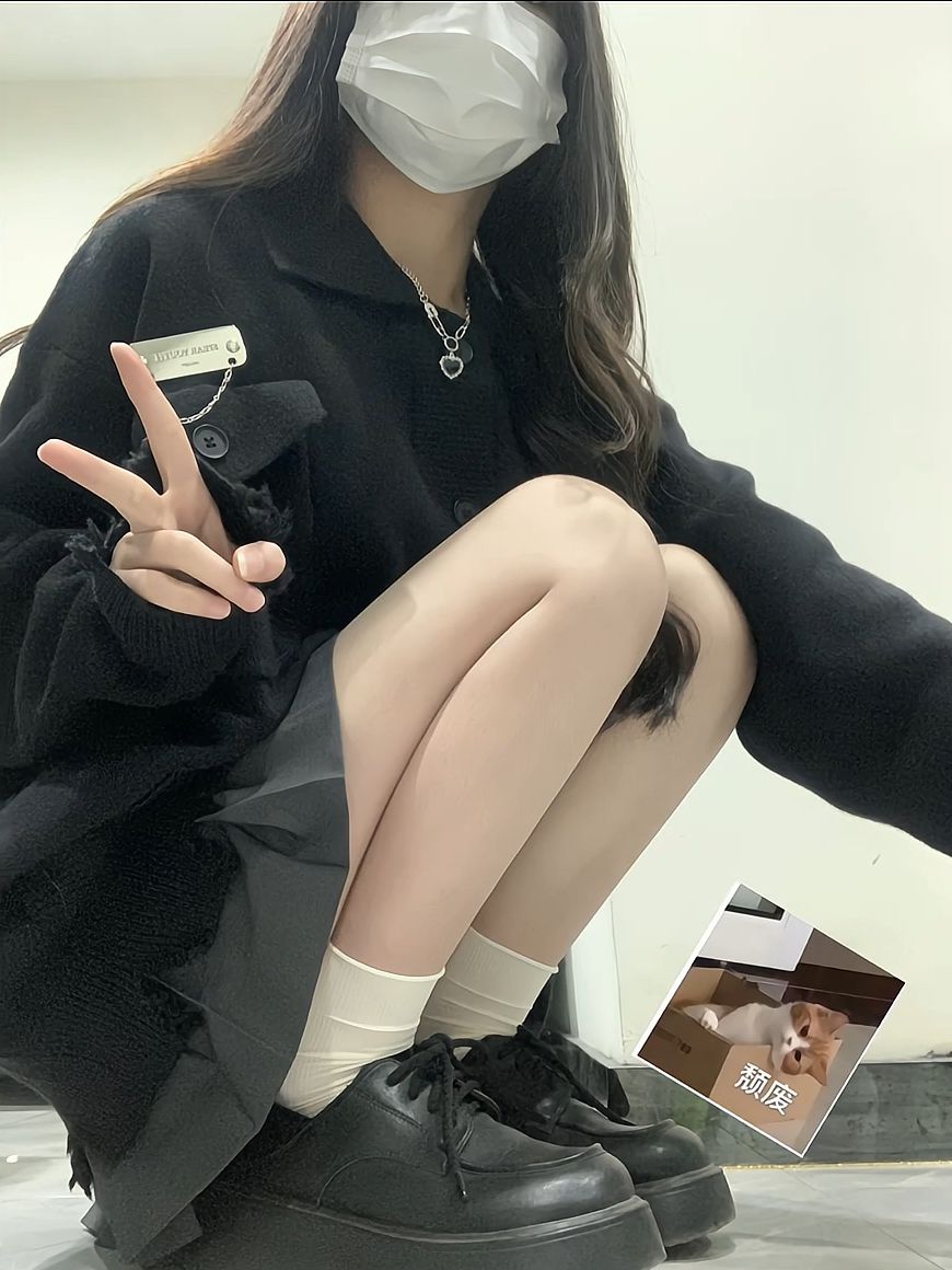 针织面料 polo领 酱黑色 基础扣饰 ABG辣妹 辣妹  - VALI鞋履AI设计主图