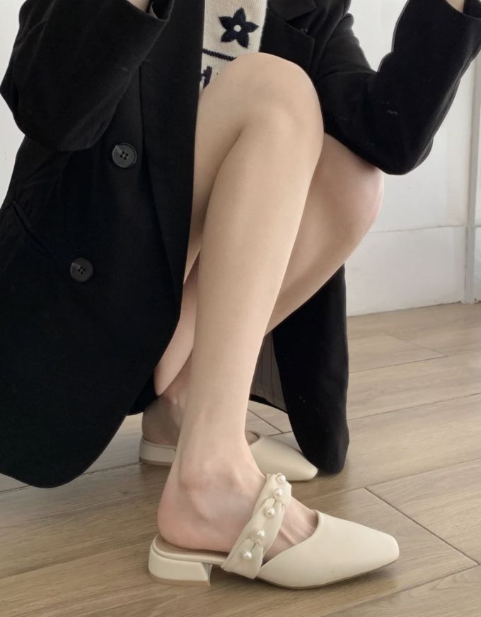 低跟 尖头 袢扣 皮革 