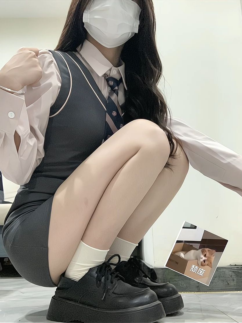 S型 V领 撞色/渐变 边缘装饰 酱黑色 学院风  - VALI鞋履AI设计主图