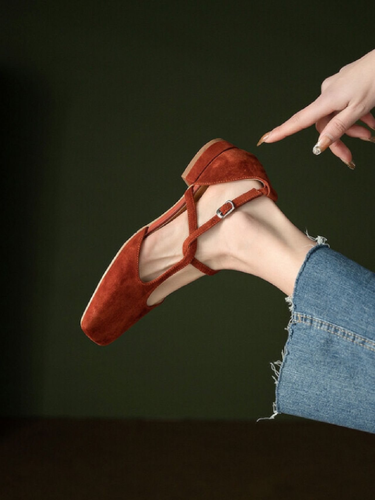 异形跟 中跟 低帮 袢扣 浅口鞋 皮革  - VALI鞋履AI设计主图