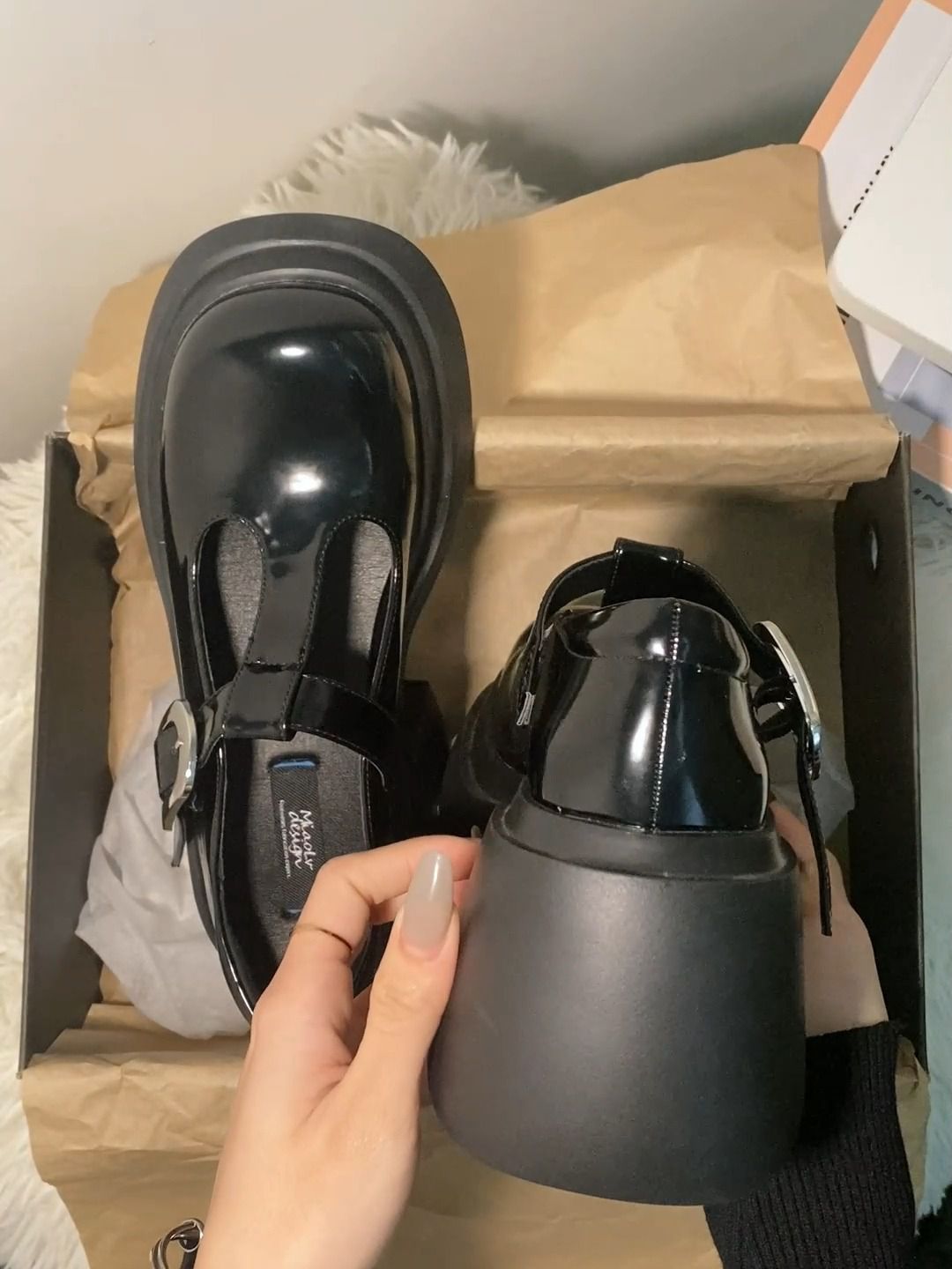 圆头 低帮 袢扣 中口鞋 皮革  - VALI鞋履AI设计主图