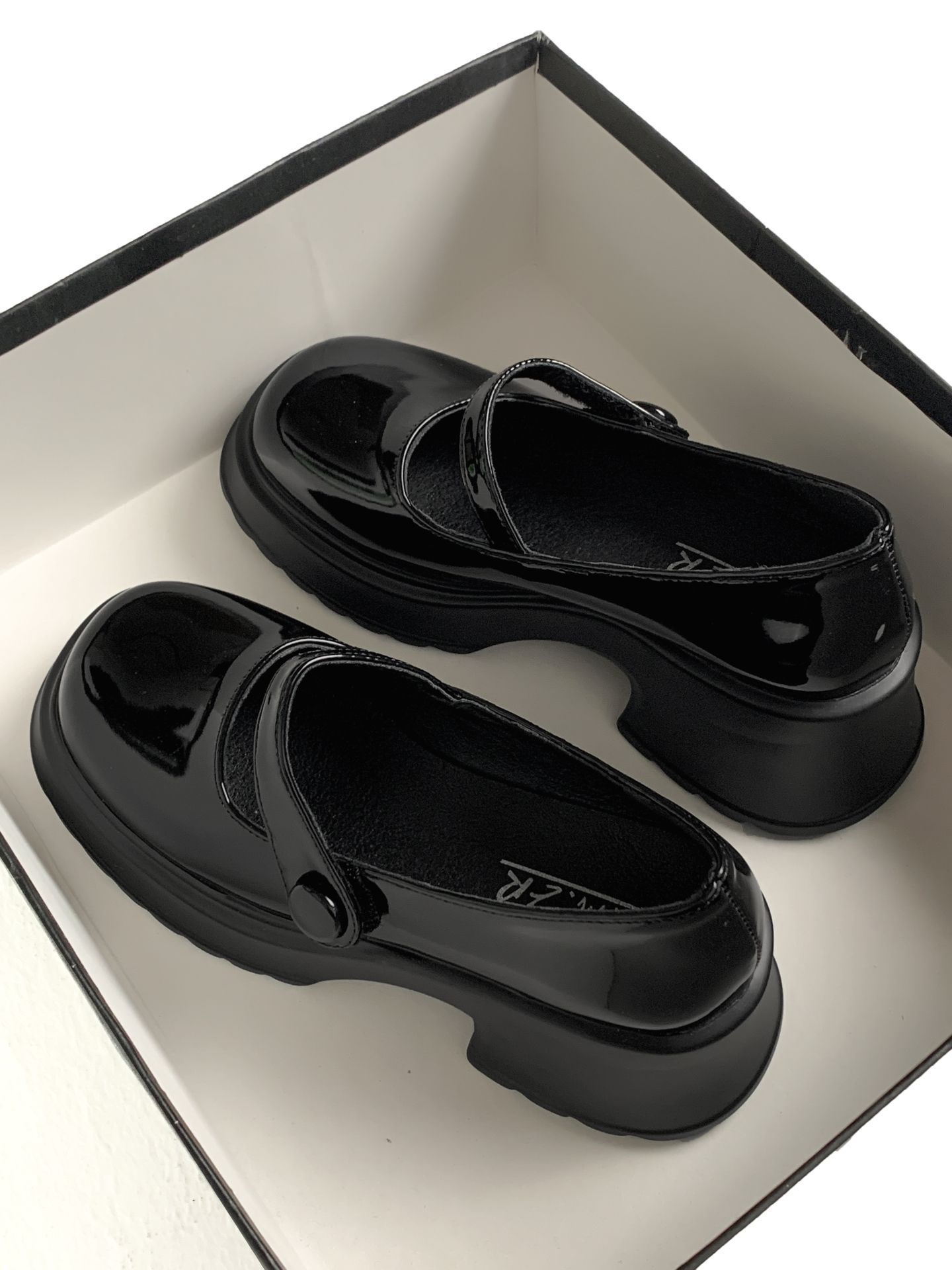 粗跟 低跟 圆头 低帮 插扣 中口鞋 皮革  - VALI鞋履AI设计主图