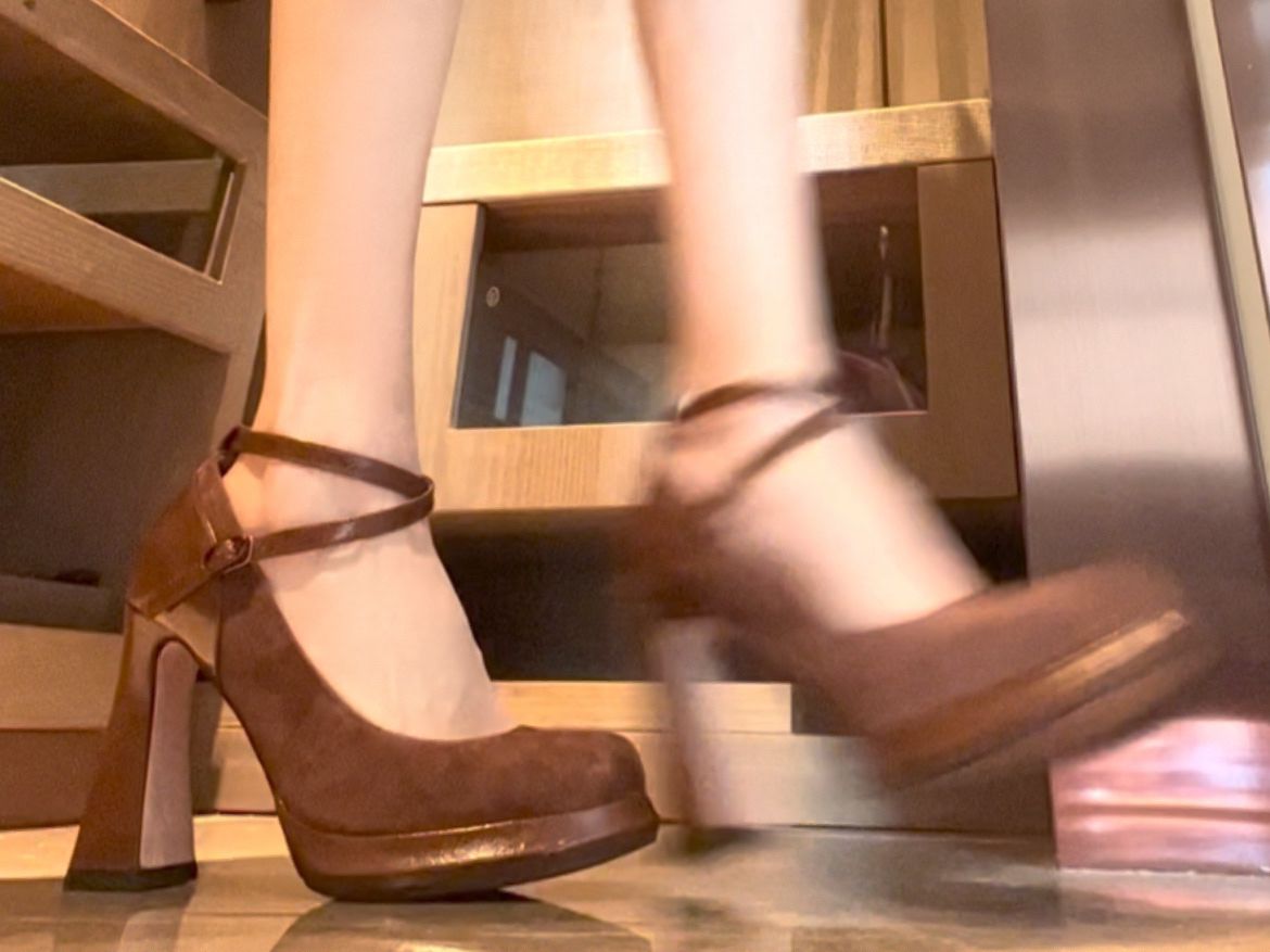 粗跟 高跟 尖头 低帮 袢扣 浅口鞋 皮革  - VALI鞋履AI设计主图