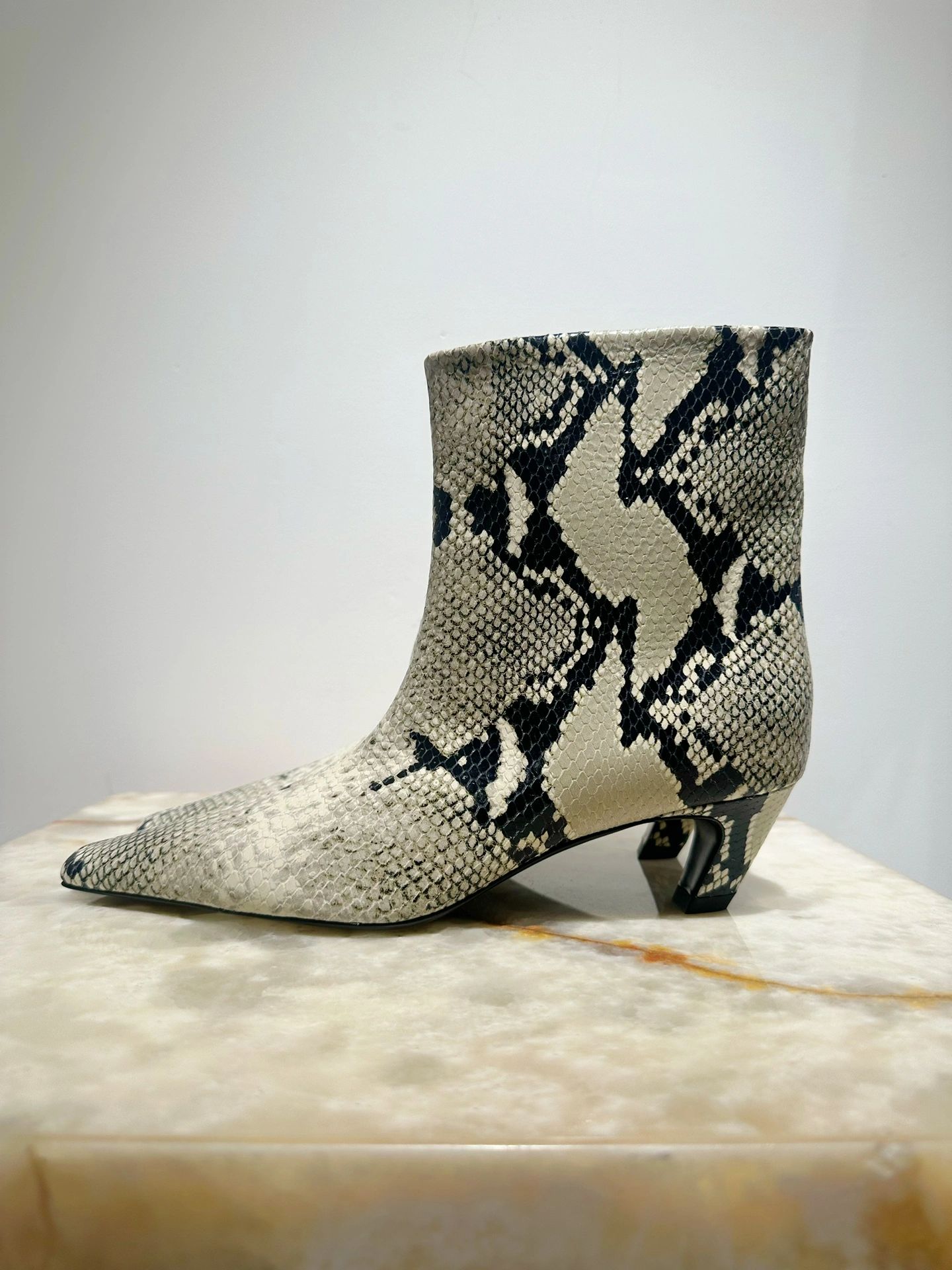 异形跟 中跟 尖头 低筒 皮革  - VALI鞋履AI设计主图