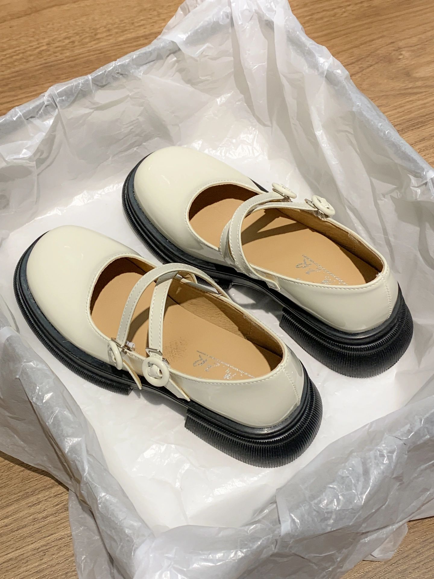 圆头 低帮 袢扣 中口鞋 皮革  - VALI鞋履AI设计主图