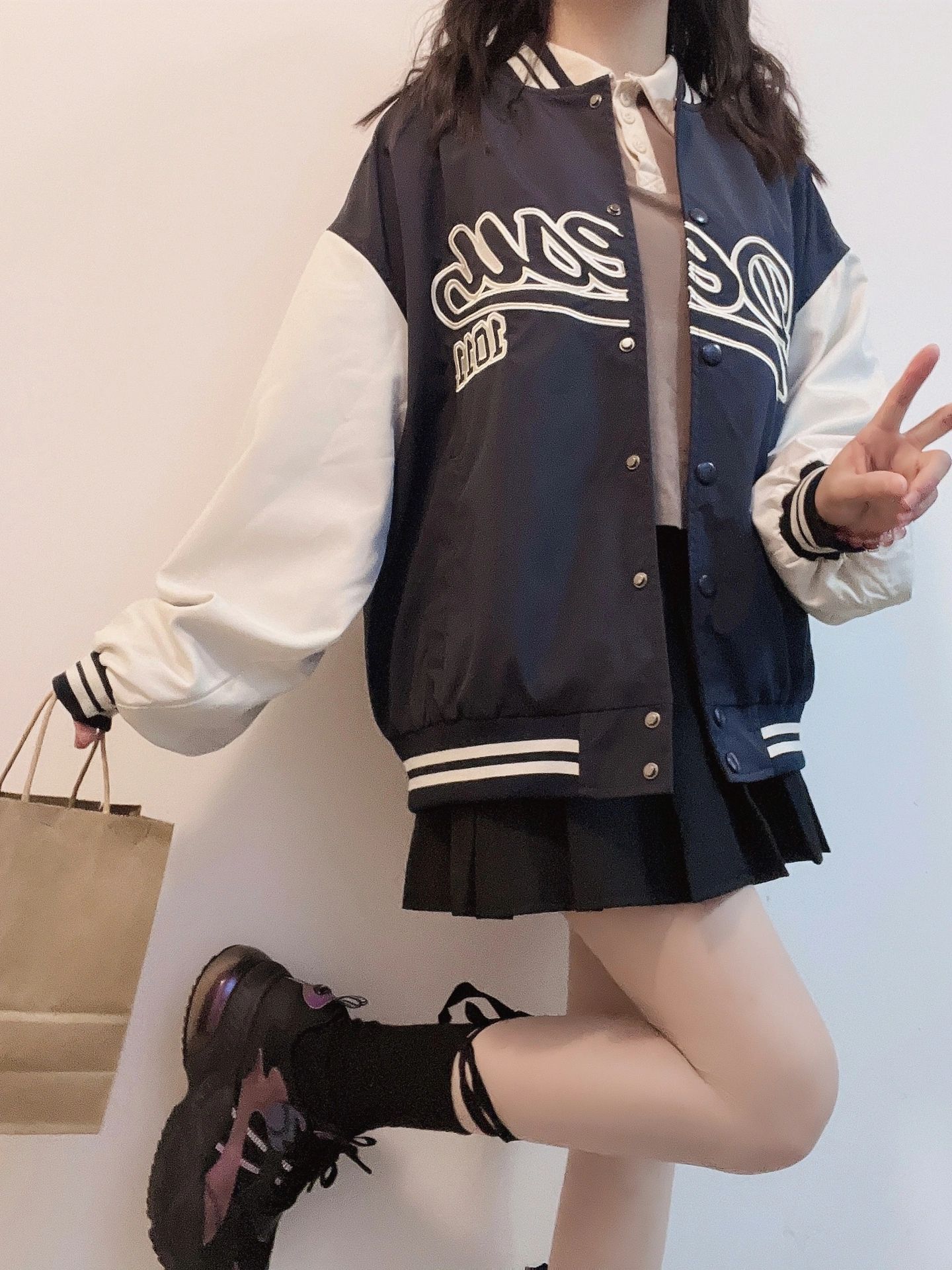 棒球领 文字图案 撞色/渐变 拼接 绣花 边缘装饰 夜空色 基础扣饰  - VALI鞋履AI设计主图