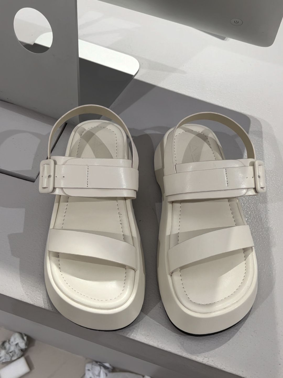 圆头 魔术贴 皮革  - VALI鞋履AI设计主图