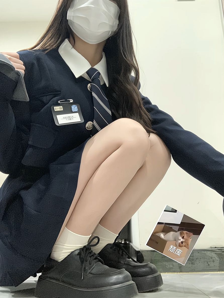 衬衫领 拼接 蓝黑色 基础扣饰 学院风  - VALI鞋履AI设计主图