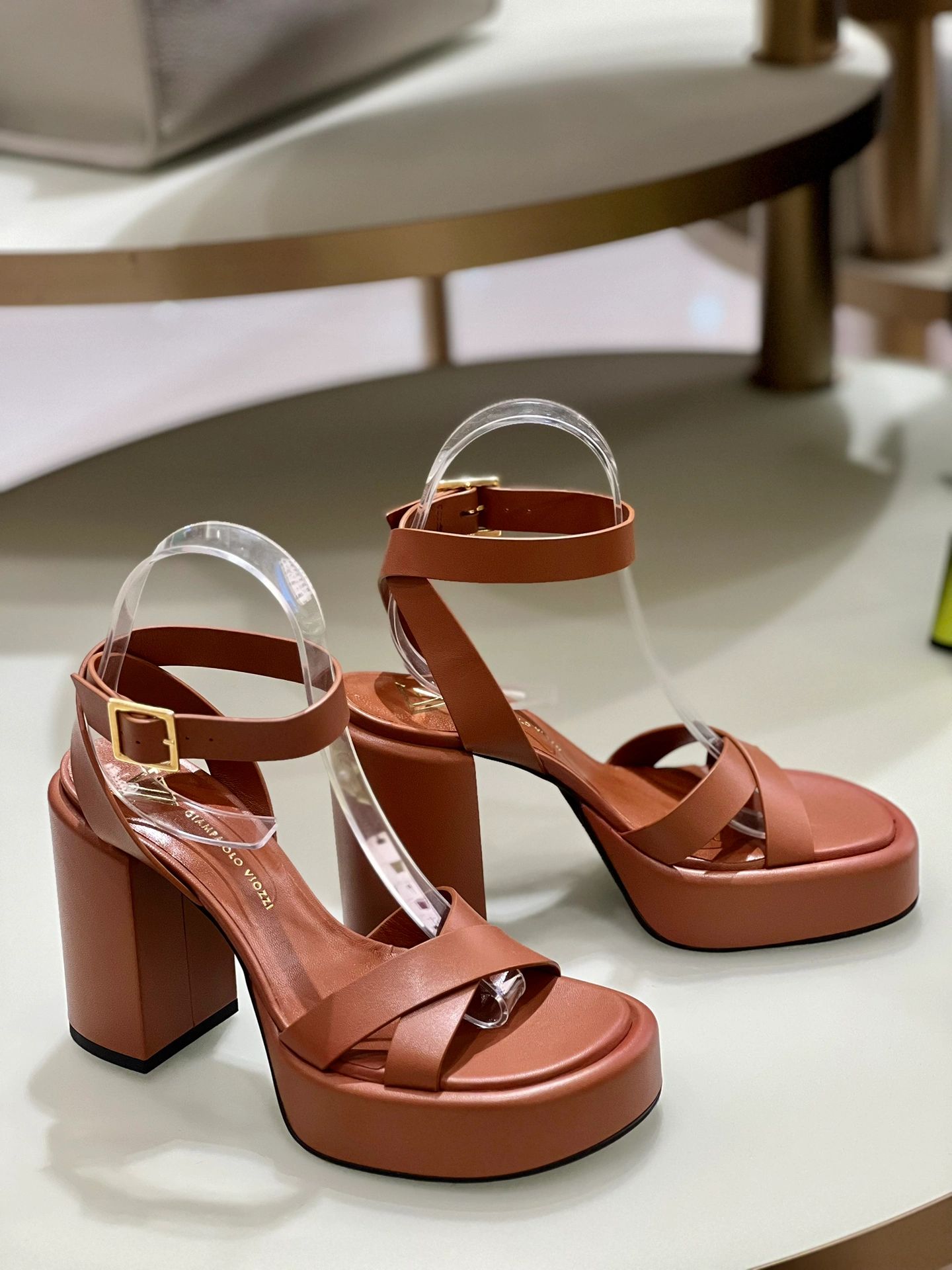 高跟 粗跟 无帮 袢扣 皮革  - VALI鞋履AI设计主图