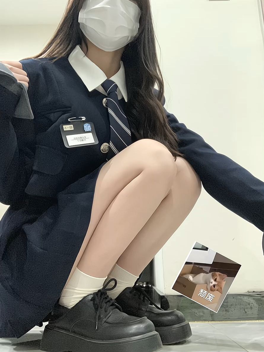 衬衫领 拼接 蓝黑色 基础扣饰 学院风  - VALI鞋履AI设计主图