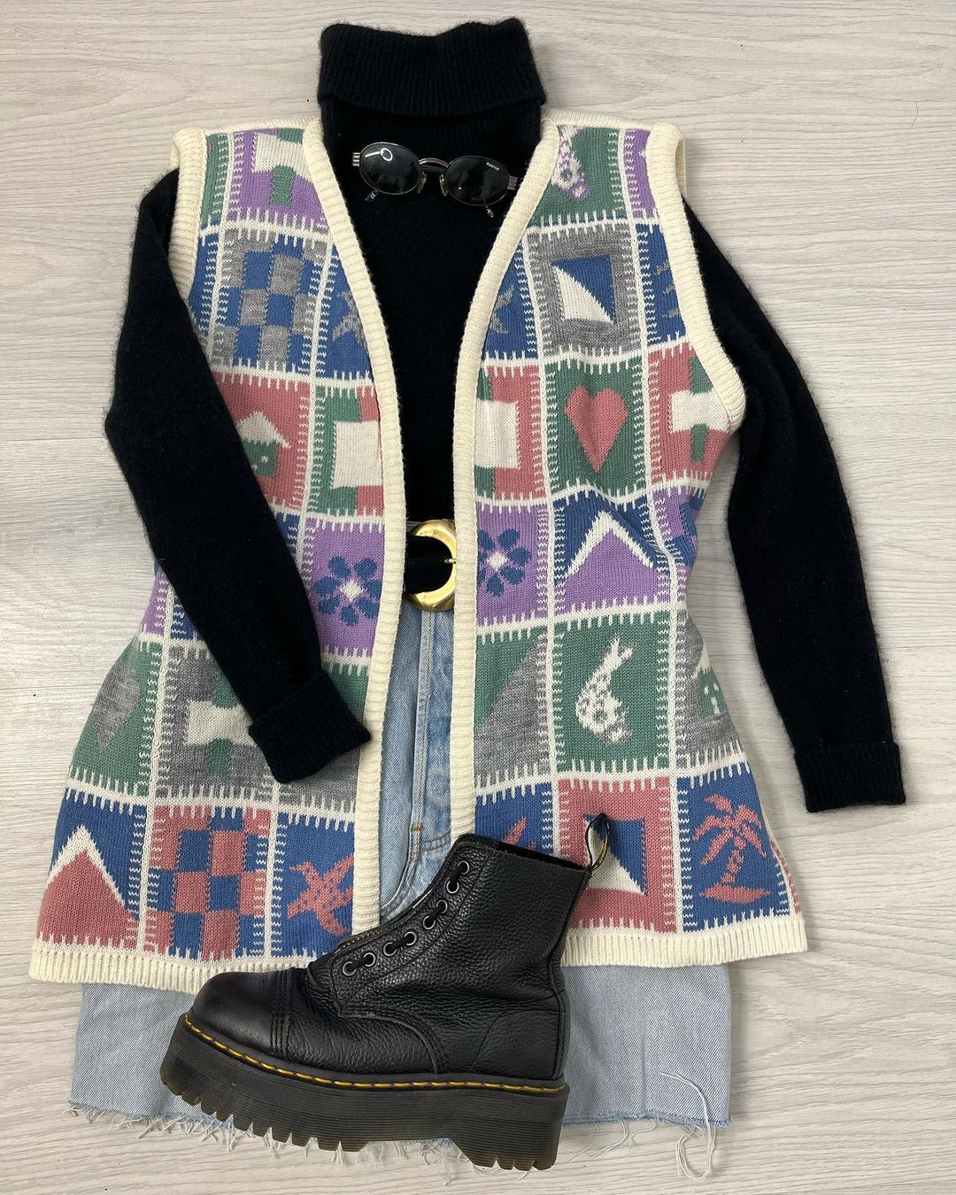 毛纺 A型 V领 格纹/菱格 几何 撞色/渐变 边缘装饰 细针 提花-绞花 蓝黑色  - VALI鞋履AI设计主图