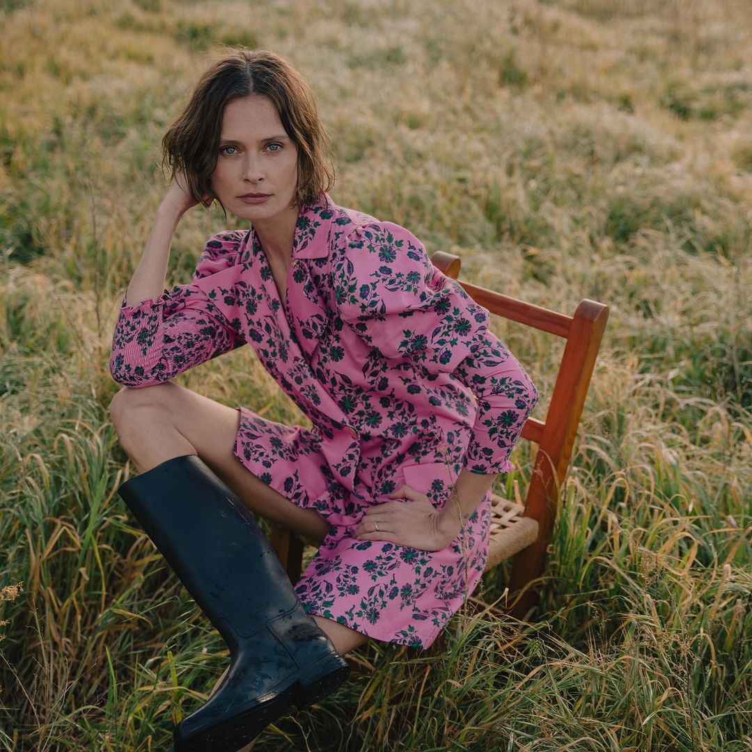 雪纺 翻驳领 植物/花卉 碎花 印花 深蓝黑色 洋红紫 玫瑰酒红紫 基础扣饰 度假风  - VALI鞋履AI设计主图