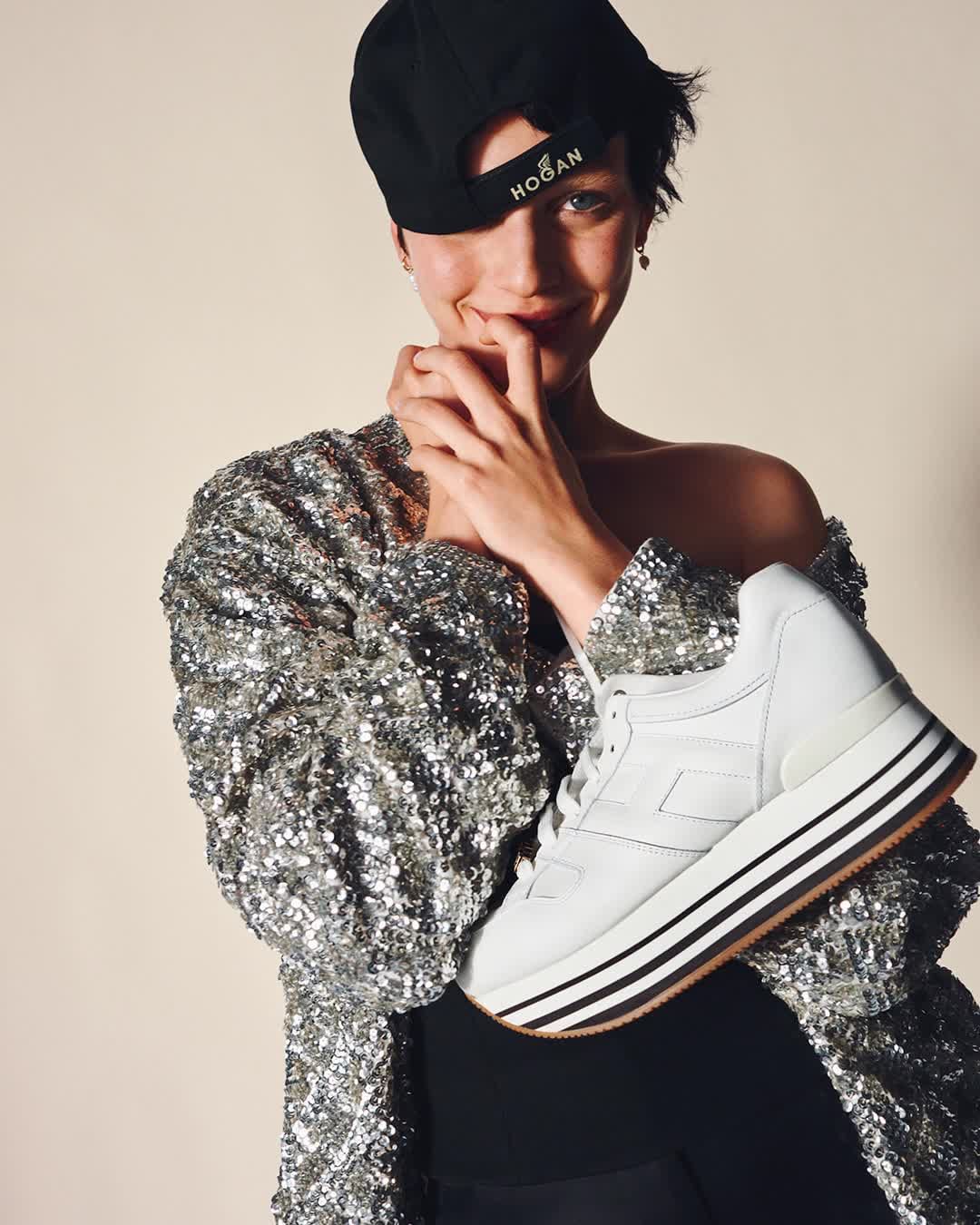 特殊面料 不对称 撞色/渐变 边缘装饰 蓝黑色 气泡白 前卫  - VALI鞋履AI设计主图