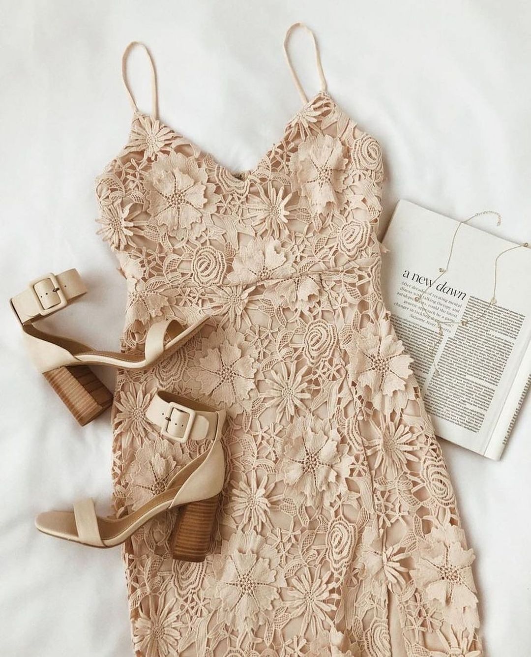 特殊面料 S型 V领 打结-扭结 古巴沙色 烟灰色 自然色 浅桃粉色  - VALI鞋履AI设计主图