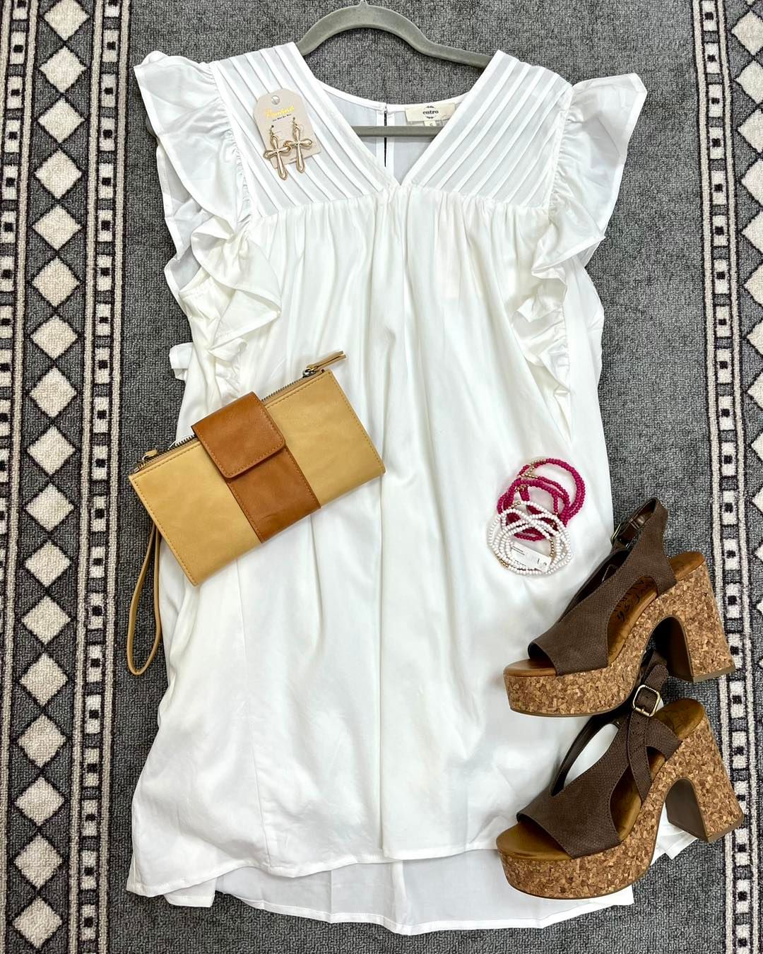 棉麻 H型 V领 标志图案 抽褶 贴布绣 亮白色 淡蓝色  - VALI鞋履AI设计主图