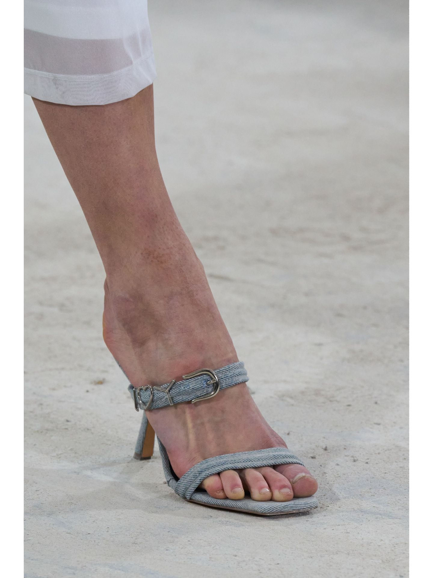 无帮 袢扣 皮革  - VALI鞋履AI设计主图