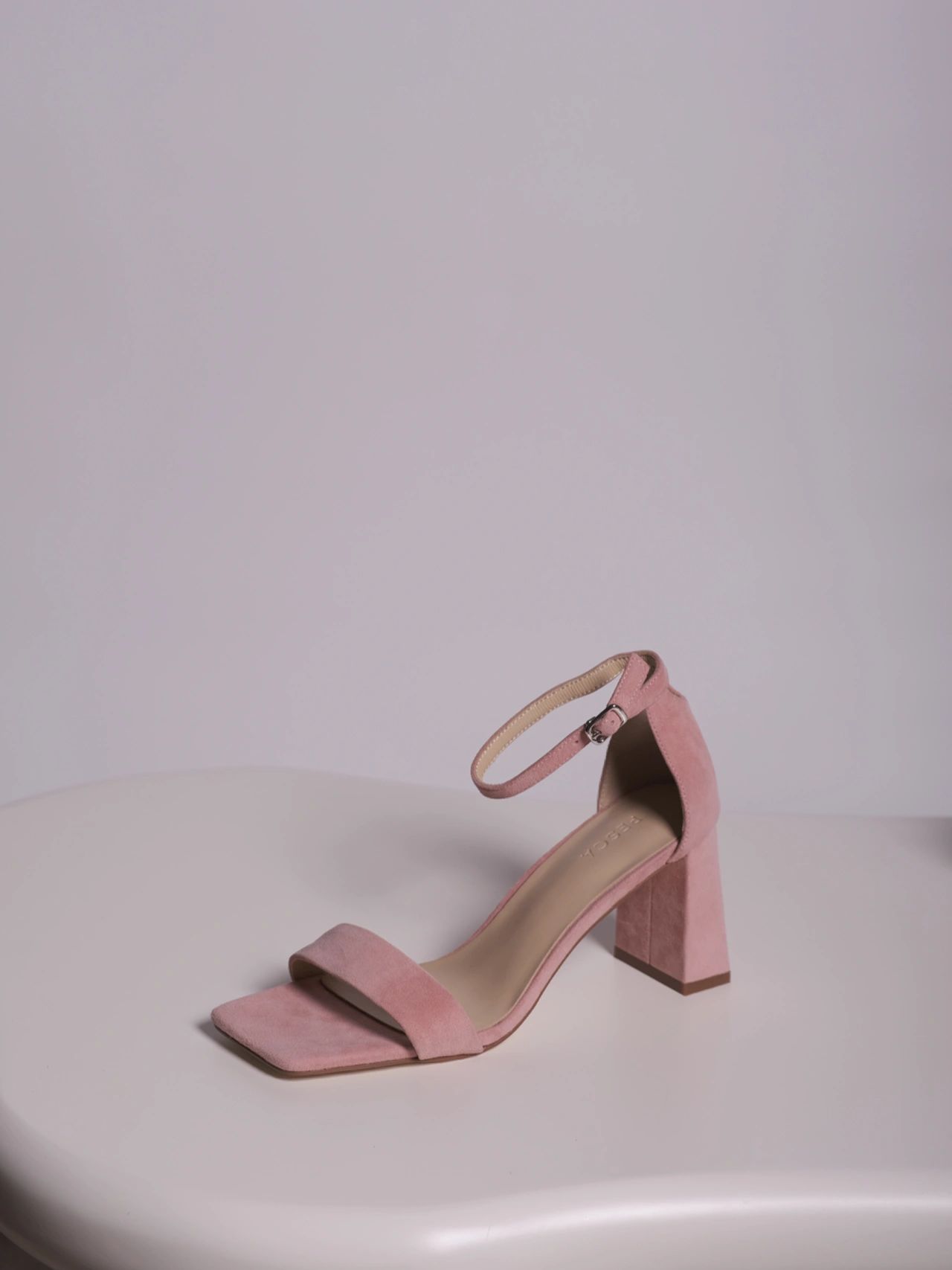 中跟 粗跟 无帮 袢扣 皮革  - VALI鞋履AI设计主图