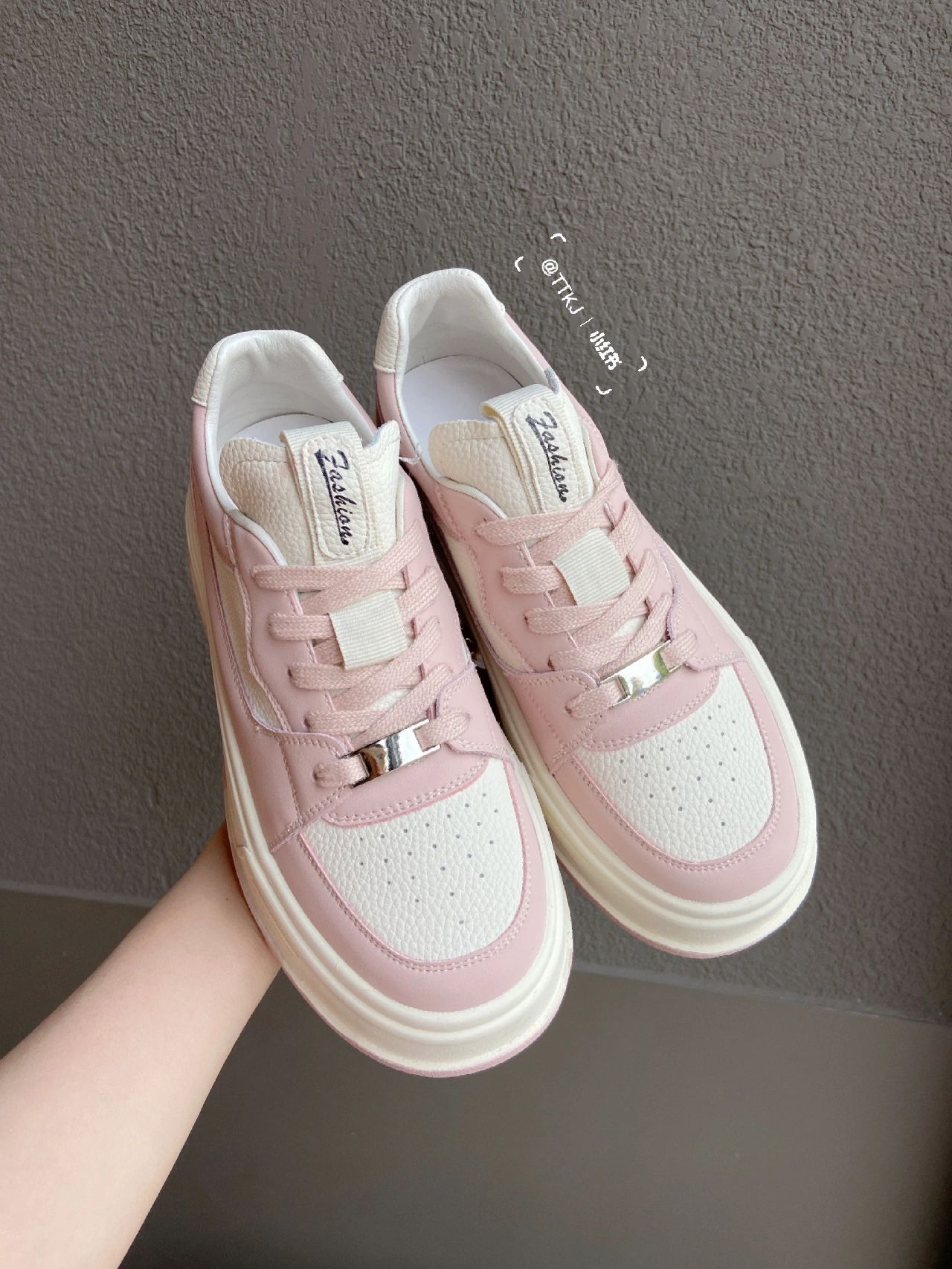 魔术贴  - VALI鞋履AI设计主图