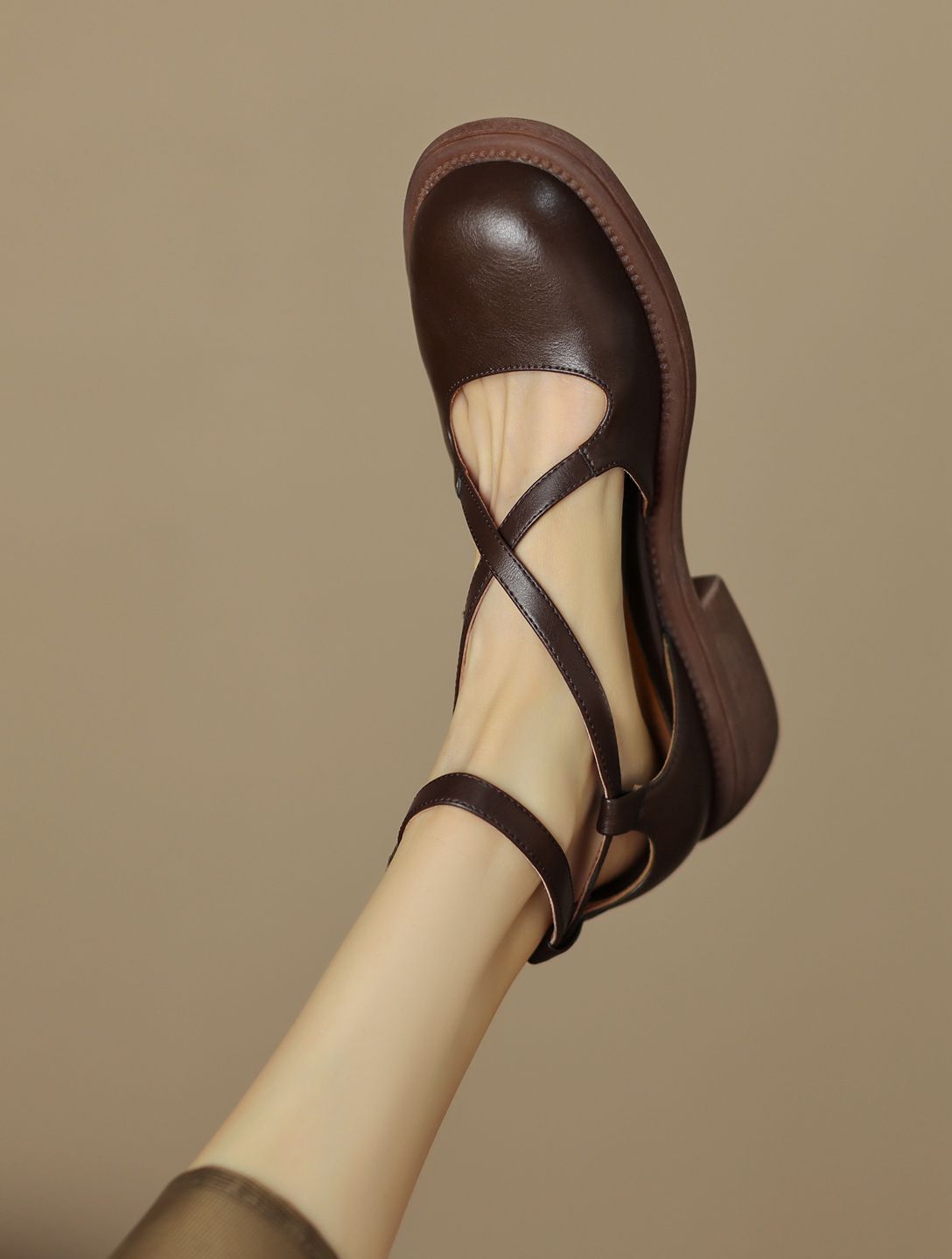 圆头 袢扣 中口鞋 皮革  - VALI鞋履AI设计主图