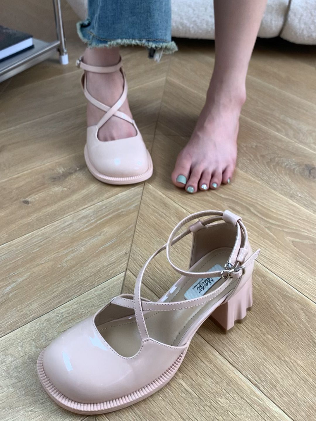 圆头 袢扣 中口鞋 皮革  - VALI鞋履AI设计主图