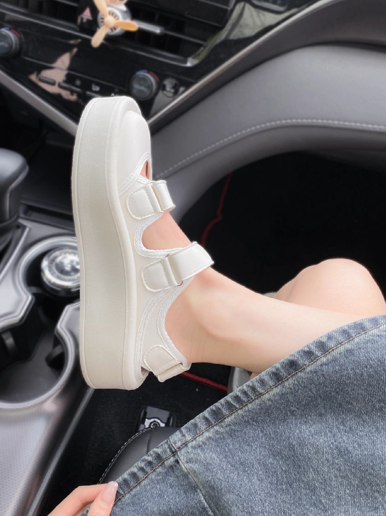 无帮 魔术贴  - VALI鞋履AI设计主图