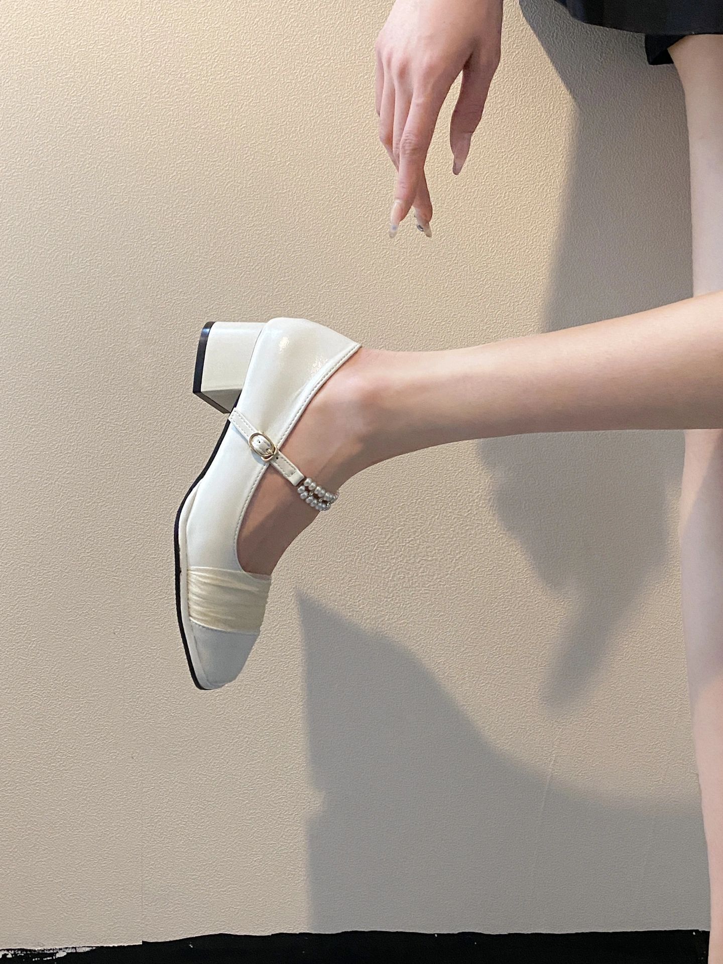 方头 袢扣 浅口鞋 皮革  - VALI鞋履AI设计主图