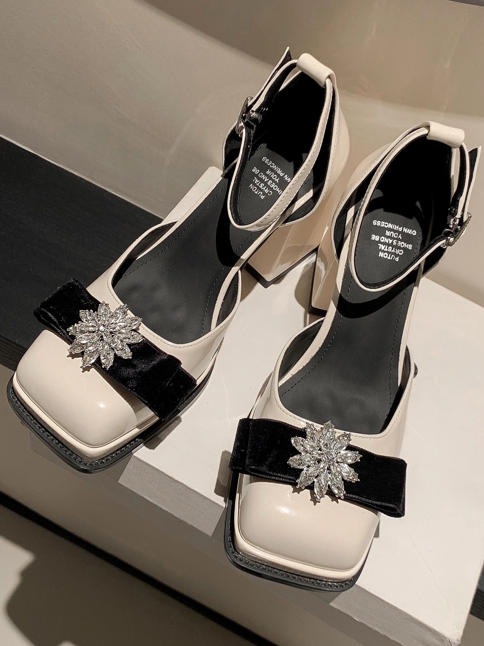 方头 袢扣 浅口鞋 皮革  - VALI鞋履AI设计主图