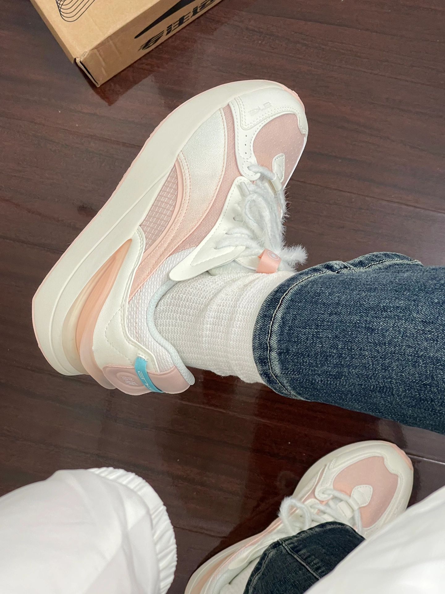 低帮 魔术贴  - VALI鞋履AI设计主图