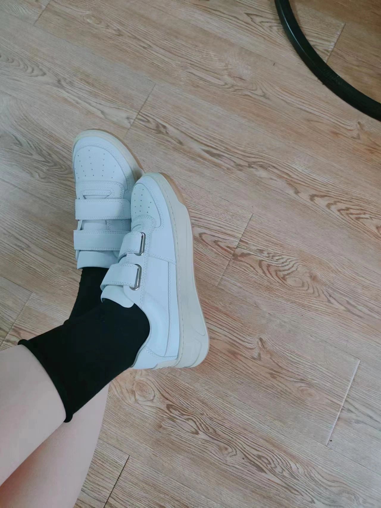 低帮 魔术贴 皮革  - VALI鞋履AI设计主图