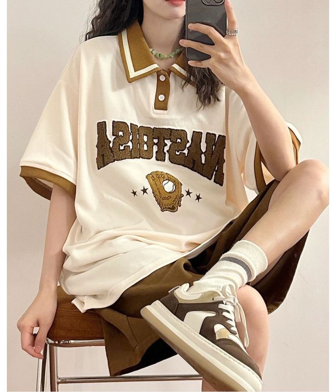 针织面料 polo领 文字图案 撞色/渐变 贴布绣 印花 边缘装饰 羊皮纸浅驼 奶油霜白 草纸色 基础扣饰 