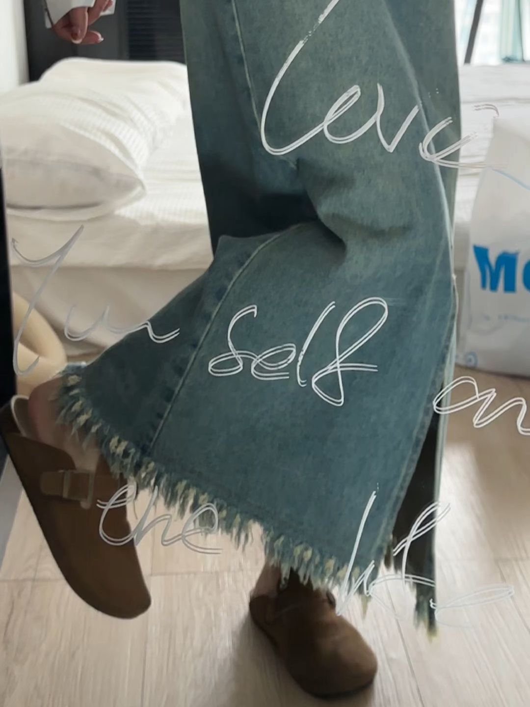 牛仔面料 文字图案 撞色线迹 毛边 绣花 凤仙花绿 圣甲虫色 暗云杉绿  - VALI鞋履AI设计主图