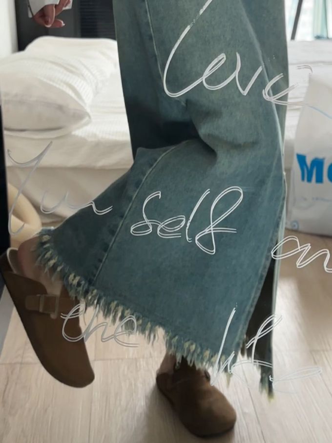 牛仔面料 文字图案 撞色线迹 毛边 绣花 凤仙花绿 圣甲虫色 暗云杉绿 