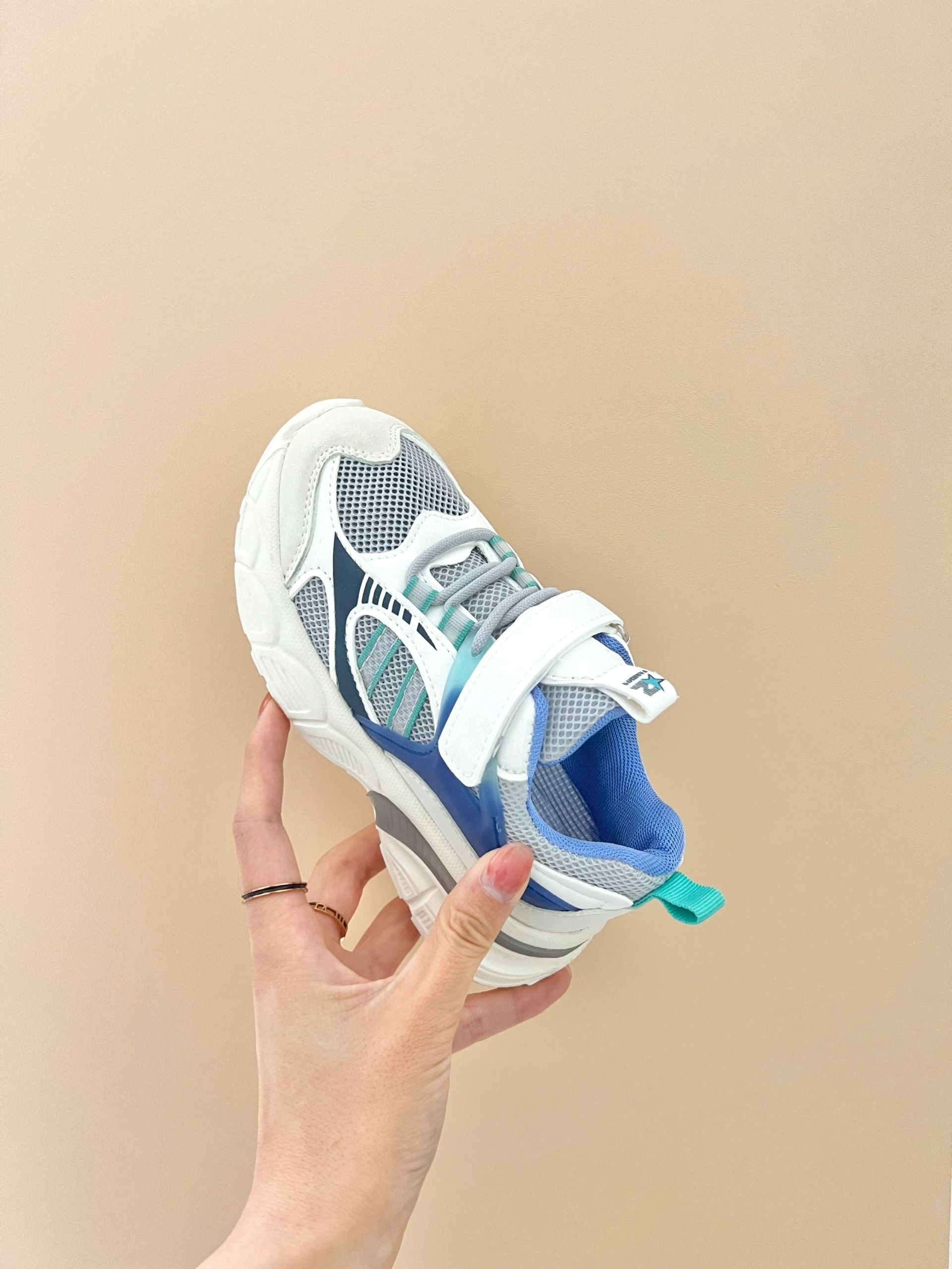 低帮 系带 魔术贴  - VALI鞋履AI设计主图