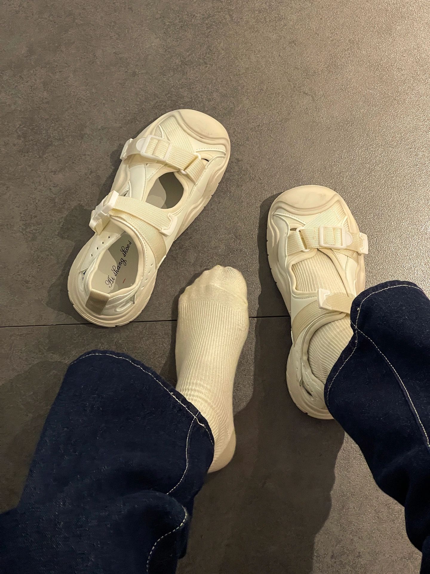 无帮 魔术贴  - VALI鞋履AI设计主图