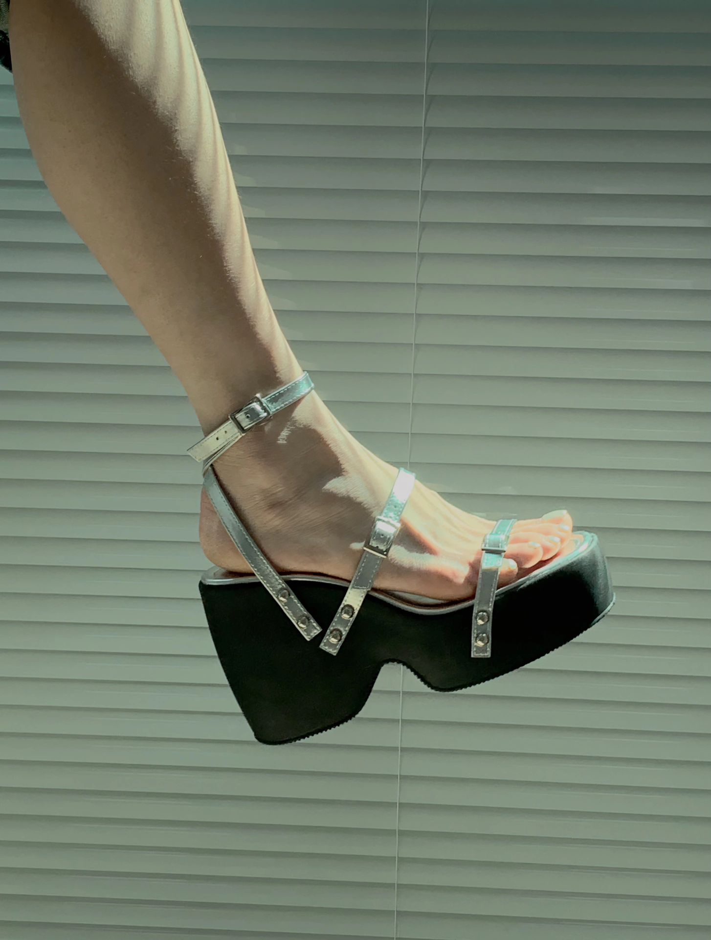 无帮 袢扣 皮革  - VALI鞋履AI设计主图