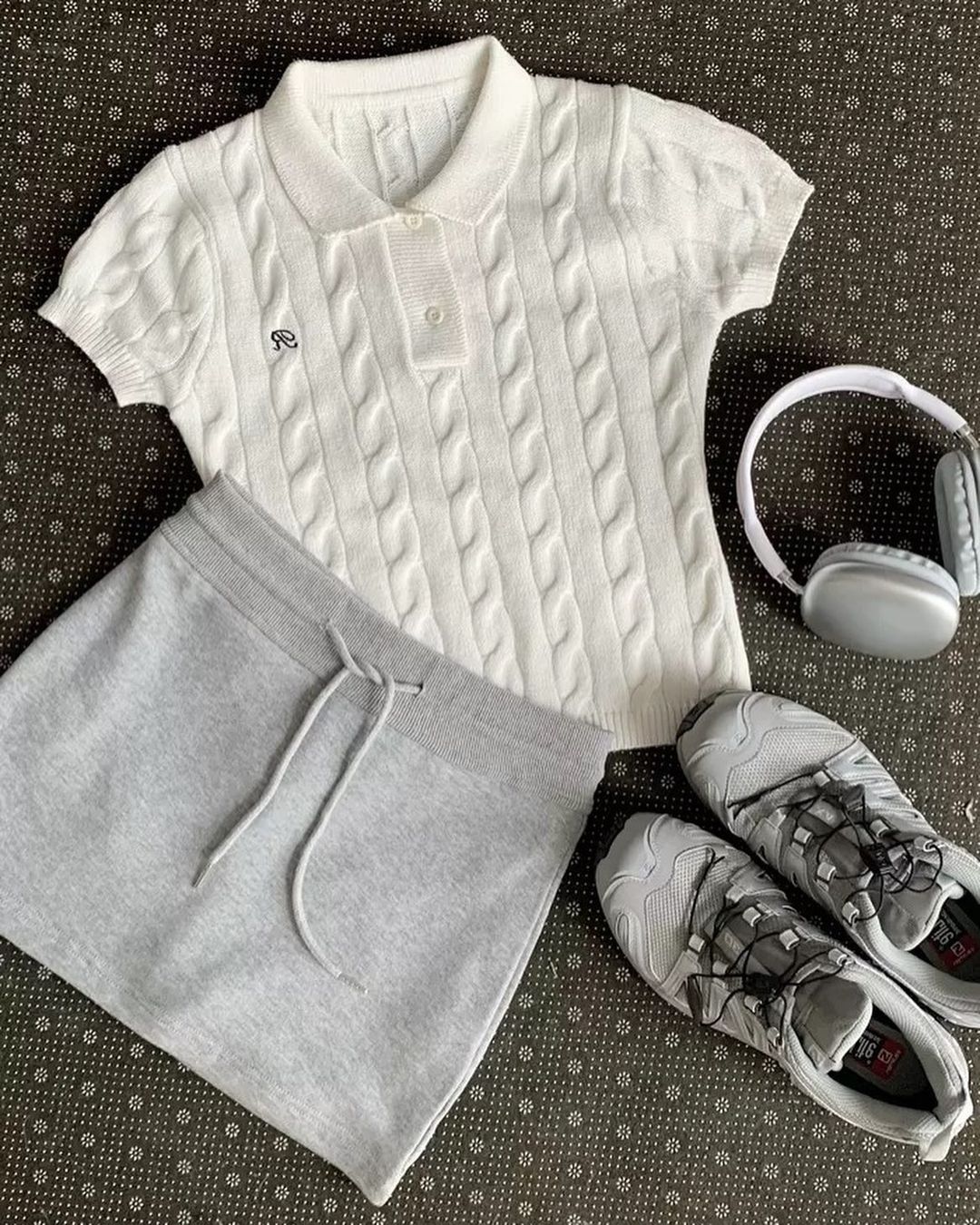 毛纺 polo领 细针 提花-绞花 月光灰色 喷流白 椰奶 基础扣饰  - VALI鞋履AI设计主图