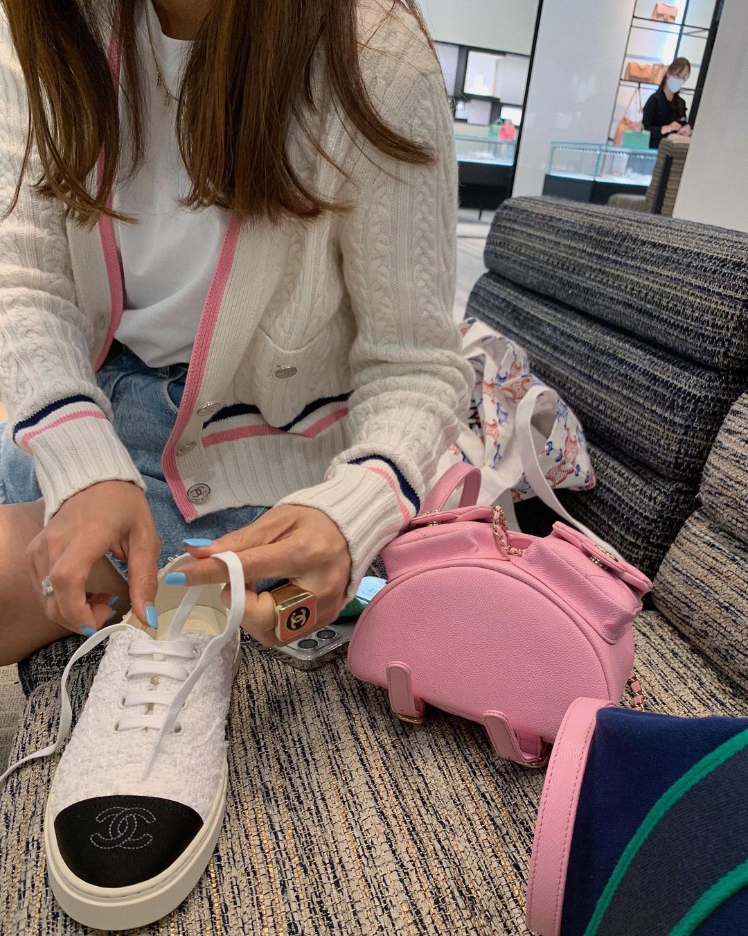 毛纺 颈线领 撞色/渐变 边缘装饰 细针 灰棕色 复古卡其色 铝灰色  - VALI鞋履AI设计主图