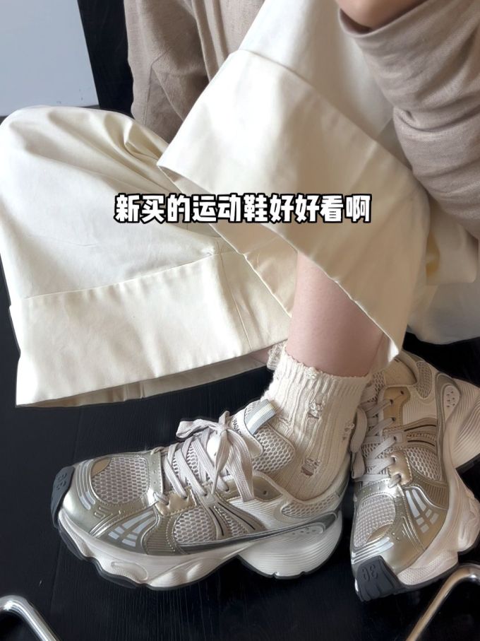 亮白色 月光灰色 浅棕褐色 