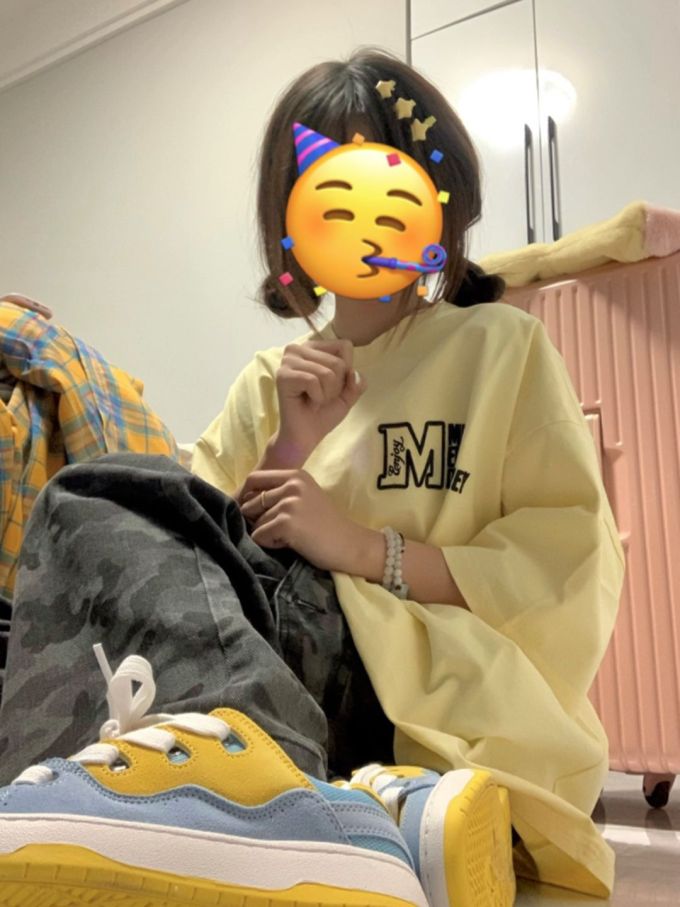 针织面料 圆形领 文字图案 印花 干苔藓色 芥末金 