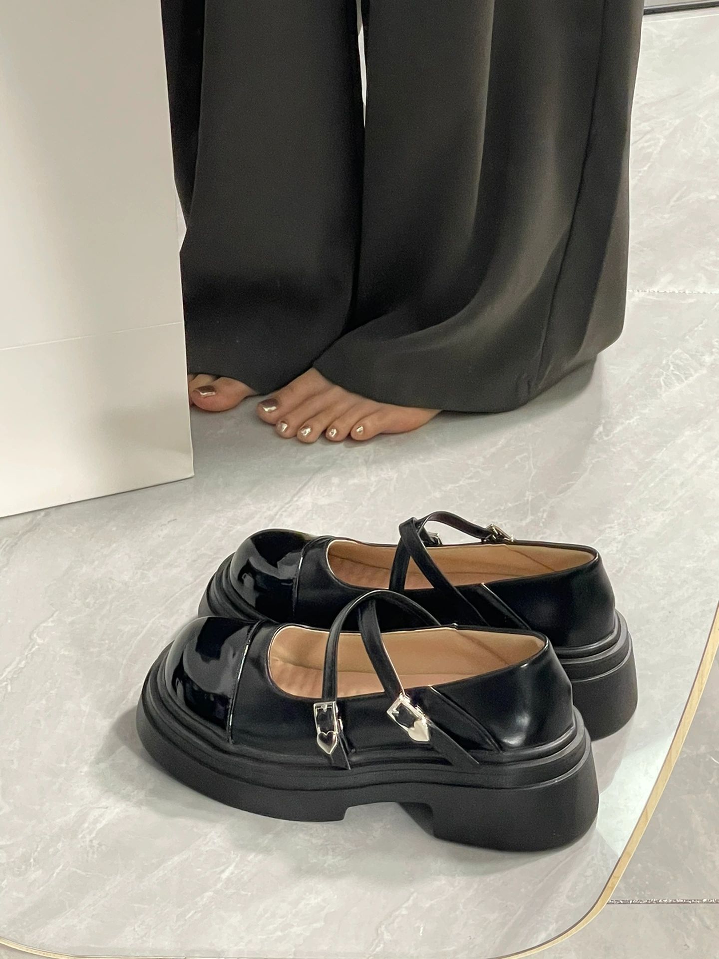 圆头 袢扣 中口鞋 皮革  - VALI鞋履AI设计主图