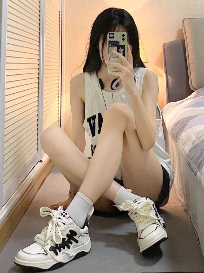 针织面料 圆形领 文字图案 印花 燕麦色 灰羽色 