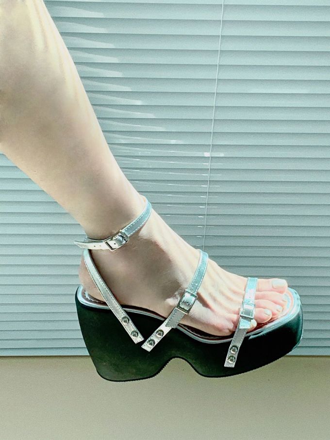 坡跟 无帮 袢扣 皮革 