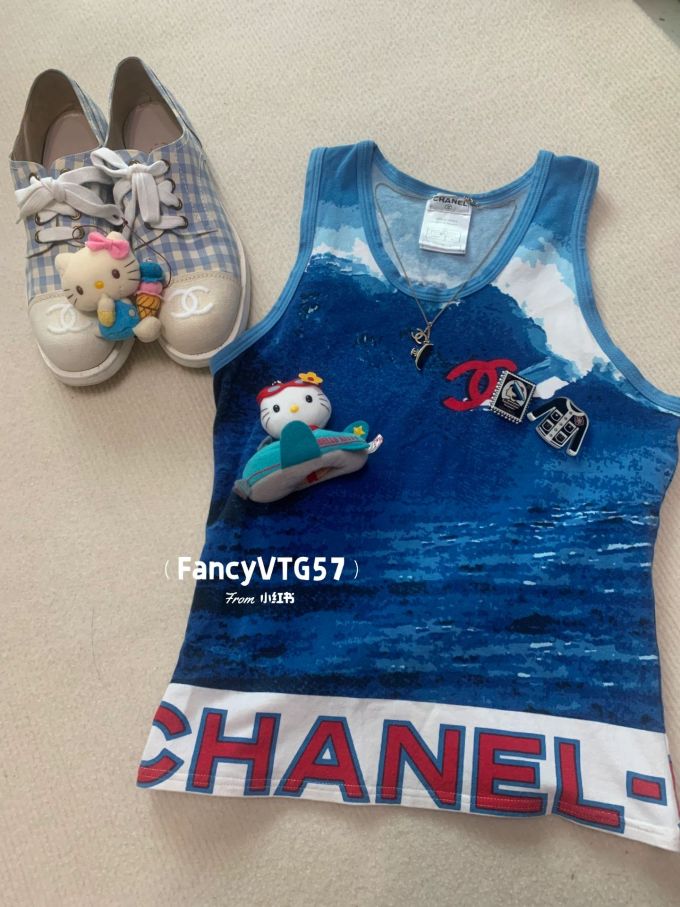 针织面料 圆形领 文字图案 撞色/渐变 边缘装饰 潜水蓝 徽章 