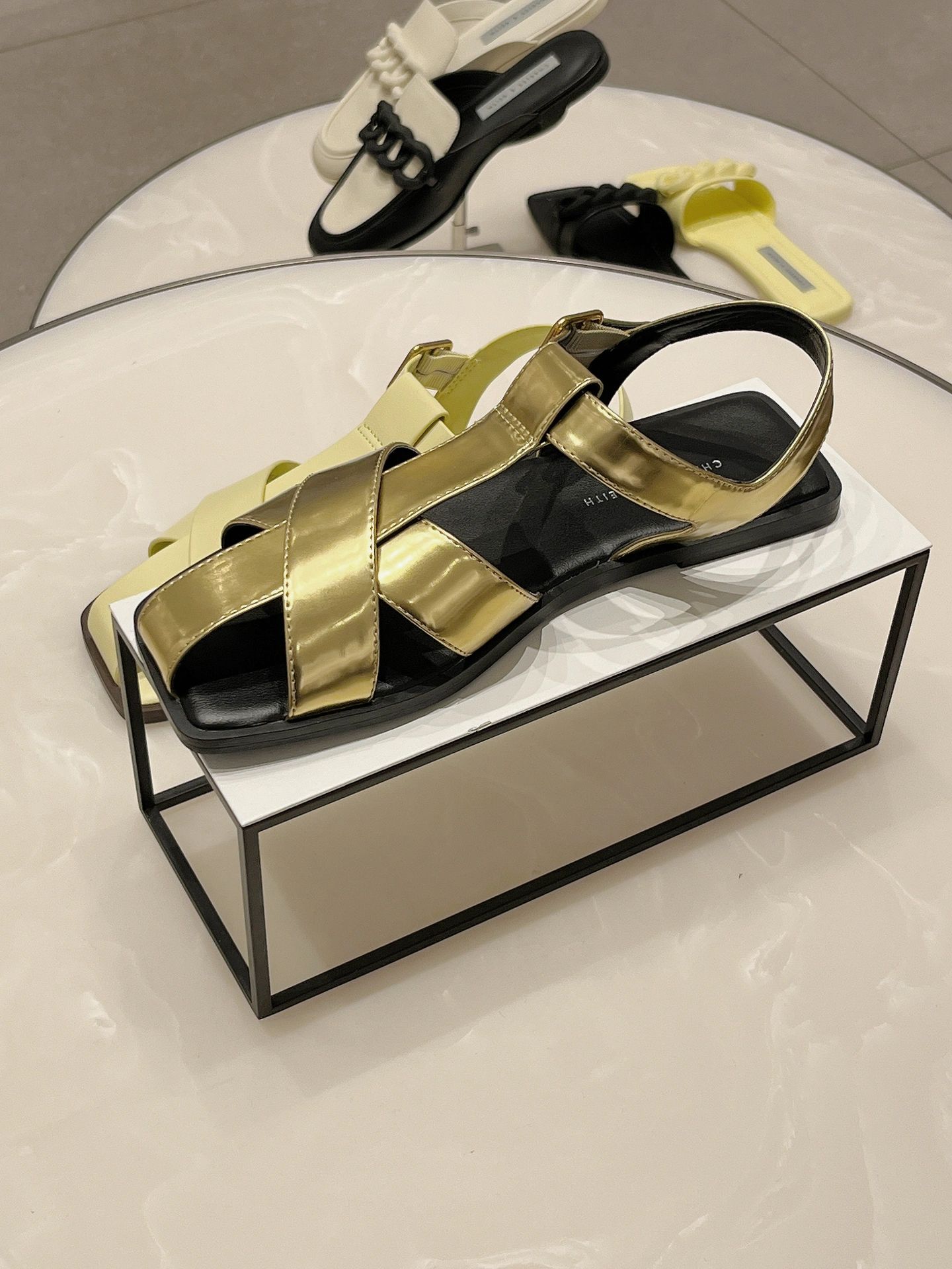 粗跟 无帮 皮革  - VALI鞋履AI设计主图